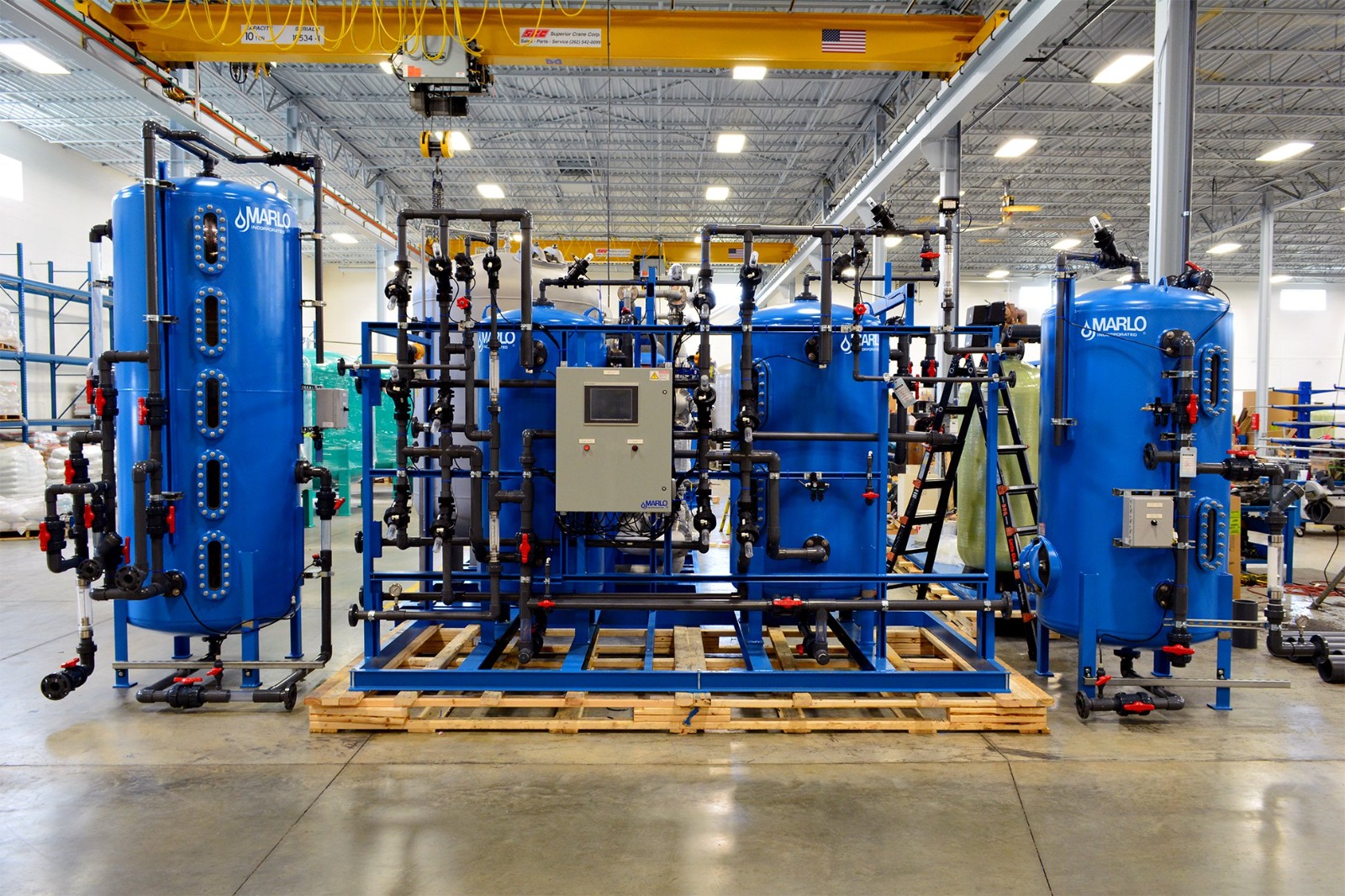 Industrial water treatment plant featuring a multi-tank filtration